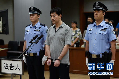 7月26日,,孫新(中)在法庭上接受宣判,。(新華社/鞠煥宗