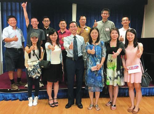 市長候選人見面會上,,陳剛與支持者們對競選充滿信心,。(美國《僑報》)