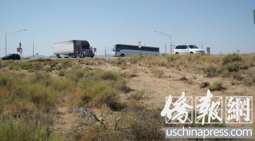 事發(fā)當(dāng)日,,商務(wù)車(chē)應(yīng)大致在照片中旅游大巴停留的附近地段,,一直被撞擊至照片前方這片空地附近。(美國(guó)《僑報(bào)》/章寧