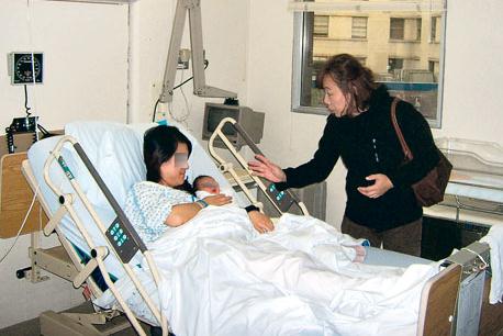 在加國出生的嬰兒,,可以自動取得加國國籍,。(加拿大《星島日報》資料圖)