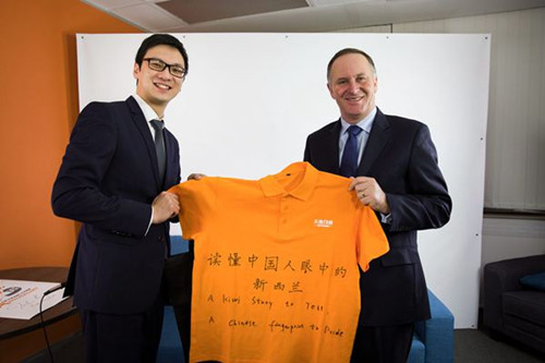 訪問結(jié)束后,,約翰·基獲贈(zèng)一件特別版的天維網(wǎng)夏季工裝作為禮物,。(新西蘭天維網(wǎng))