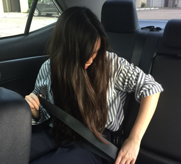 德州交通法律規(guī)定后座乘客也要系安全帶,以保障車上乘客的安全,。(美國《世界日報》/郭宗岳