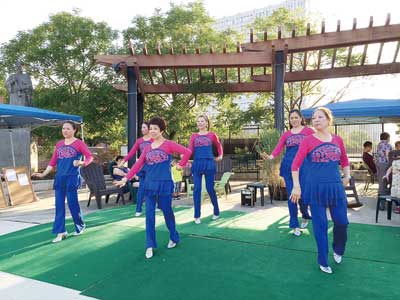 大費城福建同鄉(xiāng)會屬下健康舞蹈隊在十街廣場大跳廣場舞,,贏得許多路人停留觀看并送上掌聲以表示鼓勵,。(美國《世界日報》)