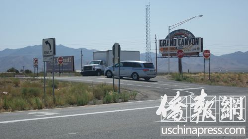 事發(fā)地路口交通比較繁忙,。照片顯示為正常情況下車輛讓行及行駛情況,。(僑報(bào)記者