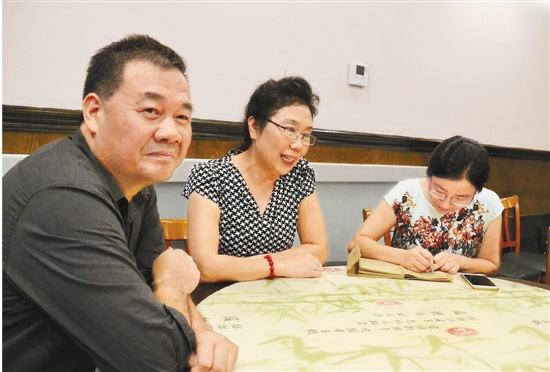 記者(右一)在采訪佛羅里達(dá)州華僑,。