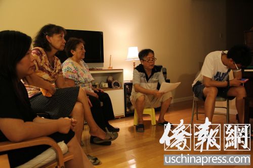 十幾位小區(qū)華裔居民一起向記者反映小區(qū)治安一團(tuán)糟的情況,。(美國(guó)《僑報(bào)》/高睿