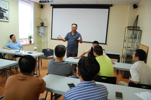 大費(fèi)城福建同鄉(xiāng)會(huì)會(huì)長(zhǎng)朱楓,1日在緊急會(huì)議中呼吁華裔外賣店和各類商號(hào),,對(duì)近來團(tuán)伙犯罪要提高警覺,。(美國(guó)《世界日?qǐng)?bào)》/劉麟