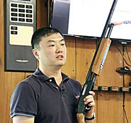 槍友會首屆會長王軍,,為伊州警方認證隱蔽持槍教練,同時也是美國步槍協(xié)會認證的手槍教練證書,。(美國《星島日報》)
