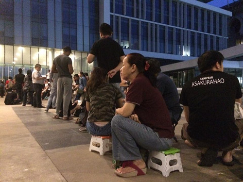 由于限量發(fā)出號碼,,因此布城移民局總部,,天未亮已出現(xiàn)大批排隊人潮。(馬來西亞《星洲日報》)