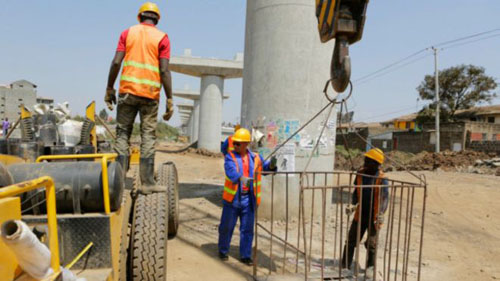 目前,有數(shù)以千計(jì)的中國工人參與肯尼亞的公路和鐵路建設(shè)項(xiàng)目,。