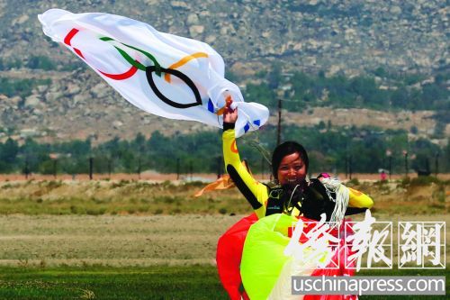 于音手揮五環(huán)旗勝利返回,。(僑報(bào)記者邱晨攝)