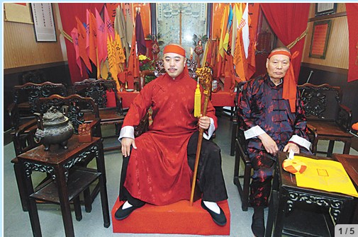 周?chē)?guó)祥2006年8月正式出任洪門(mén)龍頭,,在儀式上和美東洪門(mén)監(jiān)督伍璇卓(右)合照。(美國(guó)《星島日?qǐng)?bào)》資料圖)