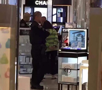 洛杉磯國際機(jī)場的工作人員拍攝中國女游客被逮捕的畫面。(美國《世界日報(bào)》資料圖)