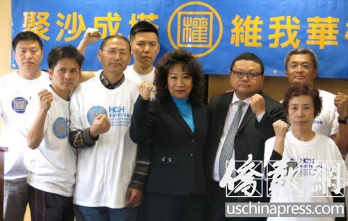 牽頭反對AB1726提案的華權(quán)會代表同何美媚(中)一起合影,。(美國《僑報》/高睿