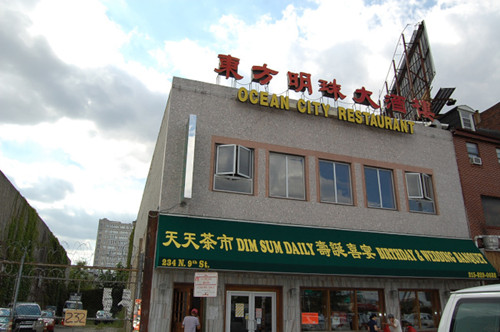 費城華埠一中餐館因衛(wèi)生問題被停業(yè),,華裔東主認為,,由于餐館為防鼠患養(yǎng)貓,違反餐館不得有嚙齒動物的規(guī)定,,是這次連續(xù)三次未通過衛(wèi)生檢查,,而遭勒令停業(yè)的主因。