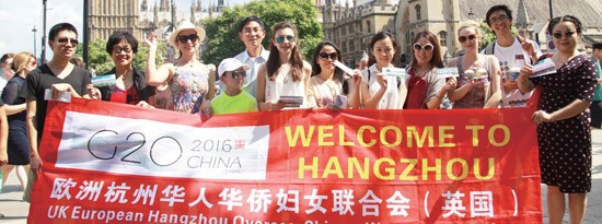 歐洲杭州華人華僑婦女聯(lián)合會的成員們在倫敦英國國會廣場,、威斯敏斯特橋、泰晤士河邊等倫敦地標(biāo)性景點(diǎn),,展開了G20杭州峰會宣傳活動。(圖片來源:主辦方供圖)