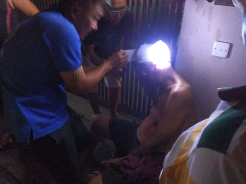 看守員被打得頭破血流,,過后獲得眾人協(xié)助包扎頭部傷口,。(馬來西亞《星洲日報(bào)》)