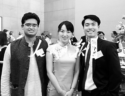 圖為曲季(中)在大塚敏美育英獎學(xué)財團(tuán)2016年獎學(xué)金認(rèn)定式現(xiàn)場和共同獲得獎學(xué)金的同學(xué)合影,。