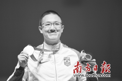 北京時間7日凌晨,菲利佩·吳在頒獎儀式上,。新華社發(fā)