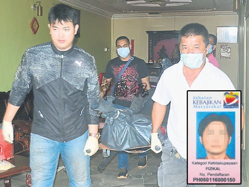 警員把死者尸體抬出房外,,載往中央醫(yī)院解剖,,以鑒定死因,。(馬來西亞《中國報(bào)》/符國棟