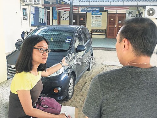 王錦偉(右)向記者講述哥哥遺愛人間的心愿。(馬來西亞《中國(guó)報(bào)》)