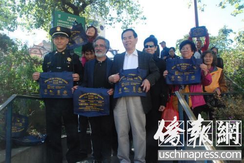 舊金山市議員佩斯金(前中),、中央警署警長(zhǎng)拉薩(前左)、安老自助處行政總監(jiān)鐘月娟(后右二),、舊金山住客聯(lián)會(huì)主席梁榮浩(前右),,和華裔居民們手拿防止祈福黨環(huán)保袋,呼吁華裔居民謹(jǐn)防祈福黨欺騙,。(美國(guó)《僑報(bào)》/吳卓明