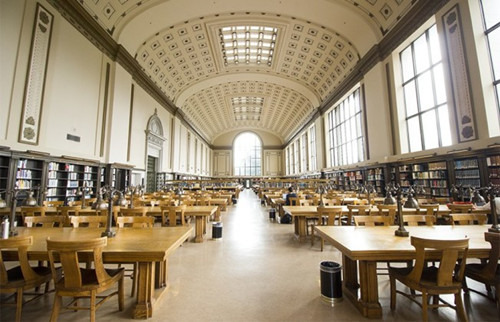 這是加州伯克利大學(xué)總圖書館,學(xué)生夜讀,,離開圖書館時,,擔(dān)心遇上搶案。(美國《世界日報》)