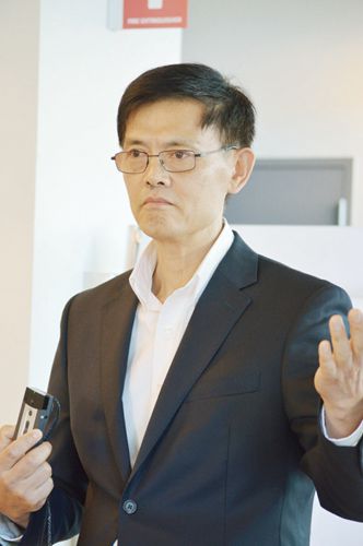 郗小星憶述去年被聯(lián)調(diào)局逮捕,、扣查,、起訴的情景時,十分激動神傷。(美國《世界日報》/李秀蘭攝)