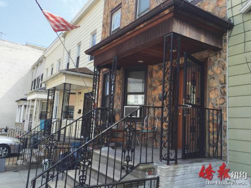 祈福黨詐騙案四嫌犯之一的陳亞程10日于布魯克林再次落網(wǎng),,警方人贓并獲,在其租住的家庭旅館內(nèi)發(fā)現(xiàn)受害者財(cái)物等證據(jù),,預(yù)計(jì)近日對(duì)其控罪。(美國(guó)《僑報(bào)》)