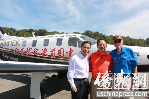 張博(中)與中國(guó)駐舊金山總領(lǐng)館科技參贊王俊明(左)(美國(guó)《僑報(bào)》,;詩(shī)喬/攝)