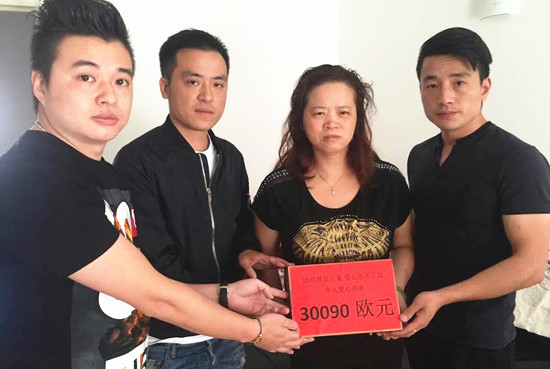 華人代表親手將善款交到張朝林家人手中,。(歐洲時(shí)報(bào)記者