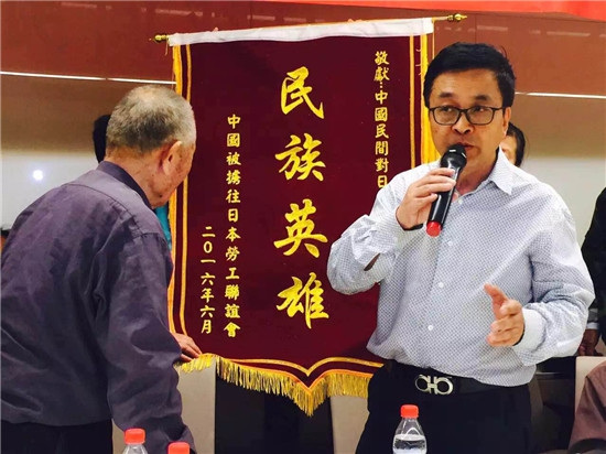中國勞工代表向童增贈送“民族英雄”錦旗,,他堅辭不受,,他說功勞應(yīng)該屬于全體中國人民。