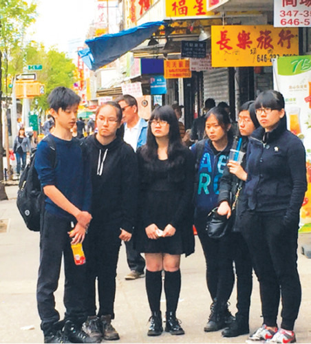 朋友們送一名自殺身亡的少年最后一程,。(美國(guó)《僑報(bào)》/崔國(guó)萁