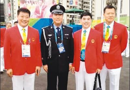 公安部派駐里約的臨時(shí)警務(wù)聯(lián)絡(luò)官邵偉民(左二)在奧運(yùn)村與中國(guó)體育代表團(tuán)官員在一起。