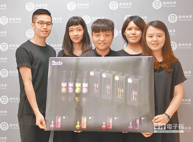 亞大視傳系學(xué)生黃建曄(左起),、從瑀庭,、陳佳稜,、周亦柔,、蔡雅欣設(shè)計(jì)“怪獸亨提”調(diào)酒飲品包裝,,獲紅點(diǎn)最佳獎(jiǎng),。(臺(tái)灣《中國(guó)時(shí)報(bào)》/林欣儀