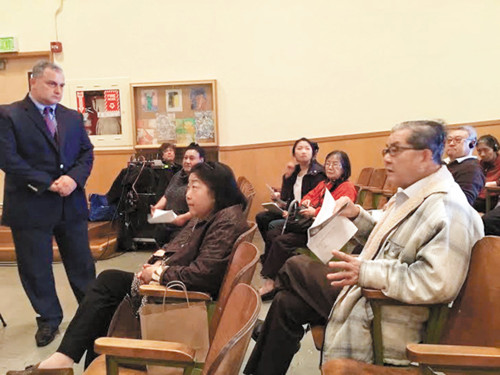 舊金山警委會為聘請局長聽取民意的小區(qū)會議,,在華埠舉行,,出席者眾多,包括胡國華(右一)及白蘭(左二),,左一為警察委員麥蘇柯,。(美國《世界日報》/李秀蘭