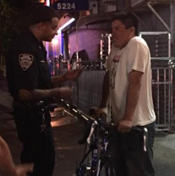 碰瓷的西裔男子在接受警方調(diào)查,。