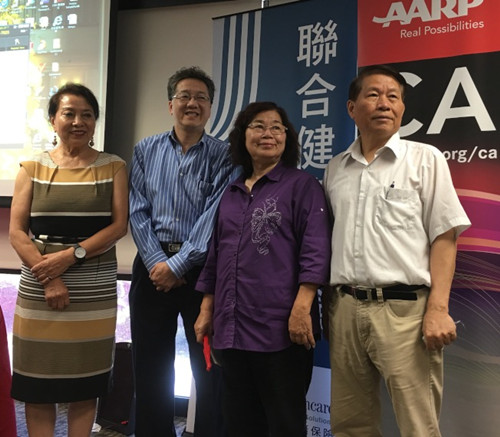 AARP洛杉磯華人分會(huì)會(huì)長史乃麗(左一)邀請黎秉倫(左二)講解老年人防騙絕招。(美國《世界日報(bào)》/張敏毅