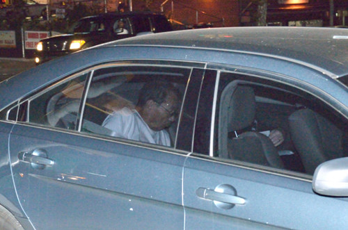 謝哲華23日晚間被押上車,送往皇后區(qū)刑事法院過(guò)堂,。(美國(guó)《世界日?qǐng)?bào)》/朱澤人
