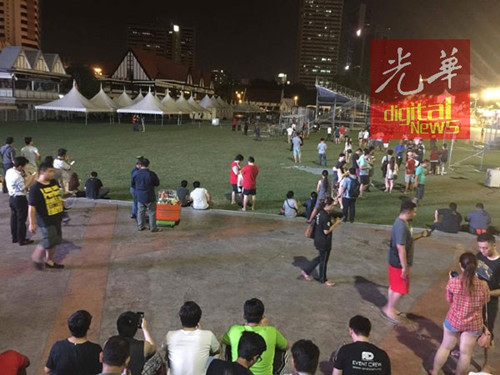 即將進(jìn)入午夜,,但仍有許多人聚集在獨(dú)立廣場(chǎng)捉精靈。(馬來(lái)西亞《光華日?qǐng)?bào)》)