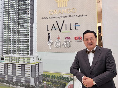 黃偉俊代表公司送出一間高級公寓給李宗偉,。(馬來西亞《中國報(bào)》)