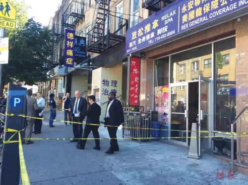 大批警員在按摩店及周圍店鋪前封街搜查。