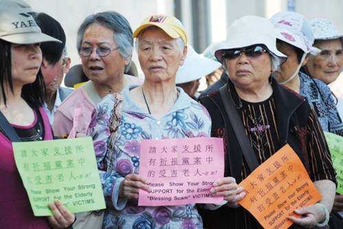 過去四年多已有至少60多名華裔婦人被金光黨騙走畢生積蓄,部分受害人與支持者曾示威,要求執(zhí)法及司法單位重視她們的權益,。(美國《世界日報》檔案照片/李秀蘭