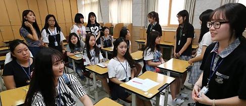 24日,,明德女子高中的教室里坐滿了來(lái)自北京新橋外高的留學(xué)生們,大家認(rèn)真的聽(tīng)取韓國(guó)學(xué)生們對(duì)學(xué)校的介紹,,歡笑聲連連不斷,。(韓國(guó)《東亞日?qǐng)?bào)》)