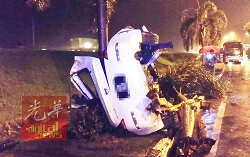 死者的日產(chǎn)跑車,毀不成形,。(馬來(lái)西亞《光華日?qǐng)?bào)》)