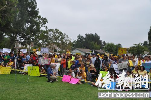 近千人反對“自由選擇學(xué)區(qū)”政策叫停,。(美國《僑報(bào)》/聶達(dá)