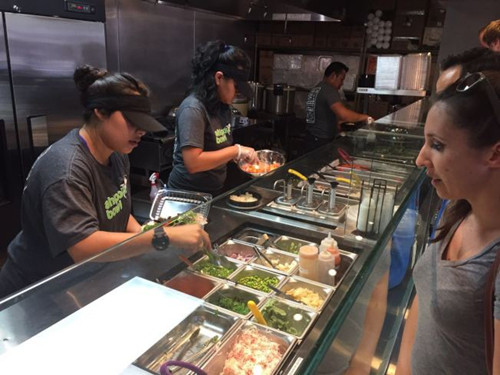 新式快餐,主打新鮮,、健康,、現(xiàn)做,頗得年輕人青睞,。(美國《世界日報(bào)》/楊青