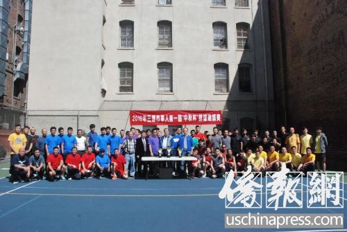 協(xié)會領(lǐng)導(dǎo)和各排球隊健兒,,在開幕式上合影,。(美國《僑報》/吳卓明