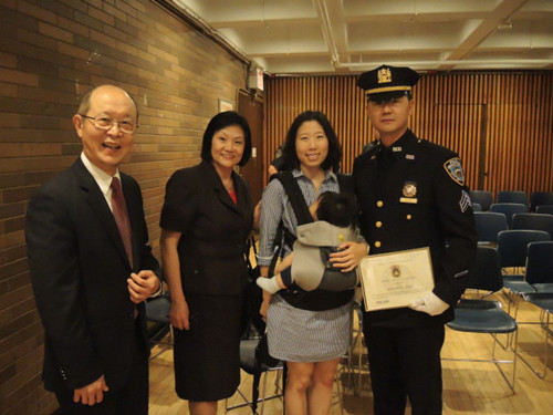 家人與毛順平一同慶祝其晉升巡官,。(美國《世界日報》/高夢梓