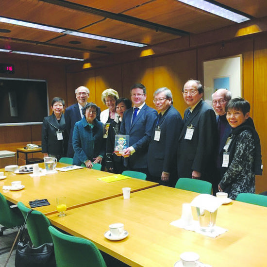 更生會與新州衛(wèi)生廳長及議員庫爾合影,。(澳洲《新快報》)